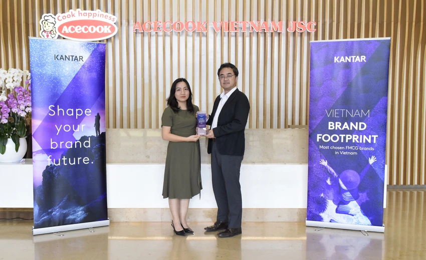 Đại diện Acecook Việt Nam nhận kỷ niệm chương từ phía Kantar Worldpanel.jpg