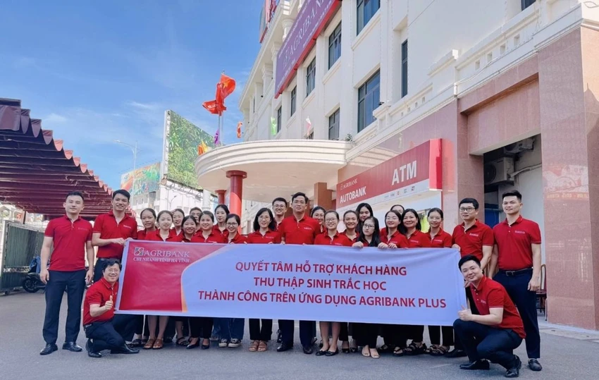 Agribank hỗ trợ khách hàng thu thập sinh trắc học tại quầy giao dịch.jpg