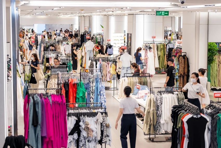 Các thương hiệu thời trang nổi tiếng như Zara, H&M, Adidas, Anta… góp mặt với hàng loạt ưu đãi lên đến 50%.jpg