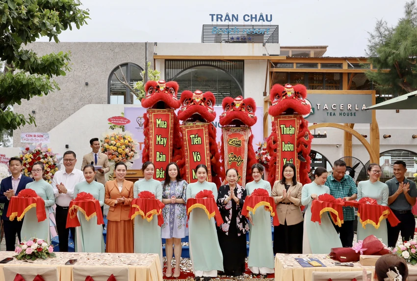 Ban lãnh đạo Trân Châu Beach & Resort cắt băng khánh thành khai trương thương hiệu Tacerla Tea House.jpg