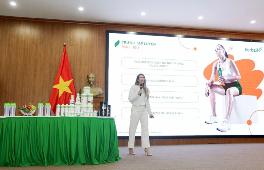 Tiến sĩ Dana Ryan chia sẻ kiến thức dinh dưỡng khoa học trong buổi đào tạo.jpg