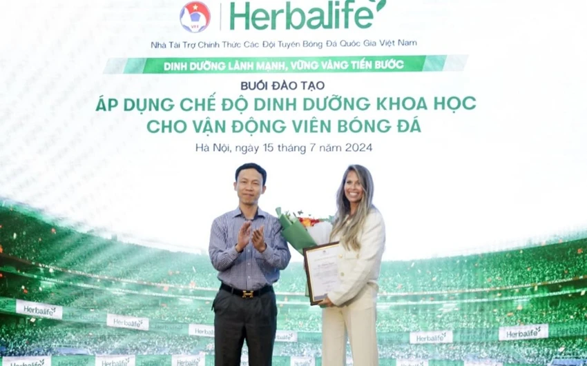 Tiến sĩ Dana Ryan chuyên gia dinh dưỡng thể thao từ Herbalife tham gia buổi đào tạo “Áp dụng dinh dưỡng khoa học do LĐBĐVN tổ chức ngày 15-7-2024.jpg