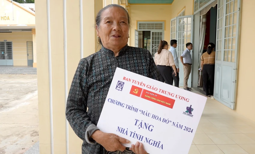 Những nụ cười hạnh phúc trong ngày Tân Hiệp Phát hỗ trợ kinh phí xây 3 nhà tình nghĩa tại Tây Ninh, Cao Bằng.jpg