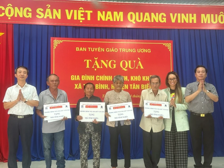 Những nụ cười hạnh phúc trong ngày Tân Hiệp Phát hỗ trợ kinh phí xây 3 nhà tình nghĩa tại Tây Ninh, Cao Bằng.jpg