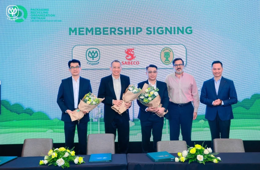 Đại diện C.P. Việt Nam và các thành viên mới tham gia ký kết và nhận những bó hoa chào mừng từ chương trình.JPG