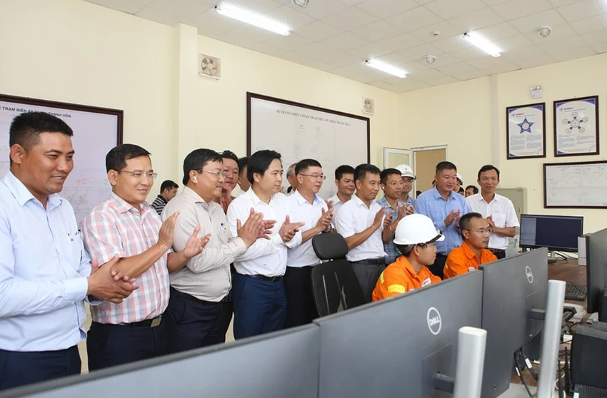 Lãnh đạo EVNNPT cùng các đơn vị liên quan chứng kiến thời khắc đóng điện Dự án đường dây 500kV mạch 3 cung đoạn Quỳnh Lưu – Thanh Hóa.jpg