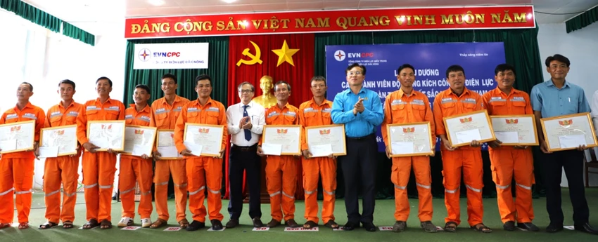 khen-thuong-29-ca-nhan-cua-pc-dak-nong-thi-cong-xay-dung-du-an-duong-day-500kv-mach-3-2.jpg