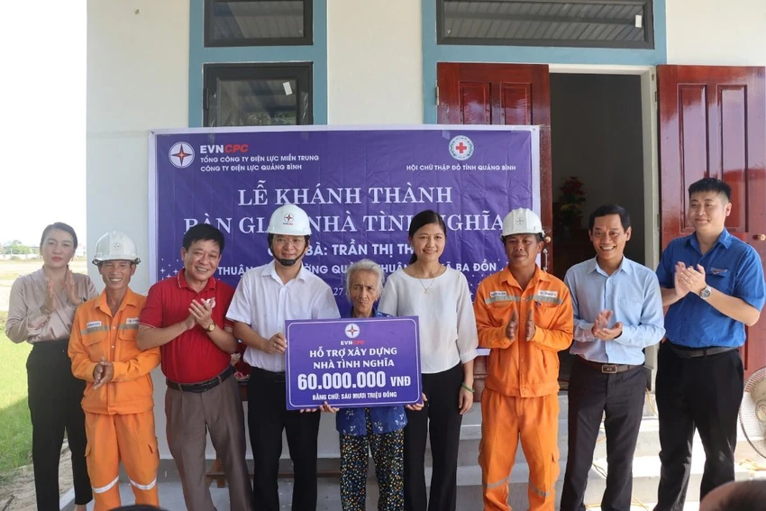 Công ty Điện lực Quảng Bình khánh thành nhà tình nghĩa cho hộ nghèo.jpg