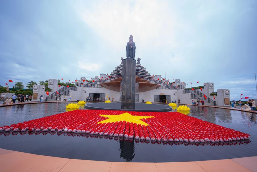 nui-ba-den-hut-hang-van-du-khach-den-vui-choi-va-tham-du-dang-dang-mung-quoc-khanh-12.jpg