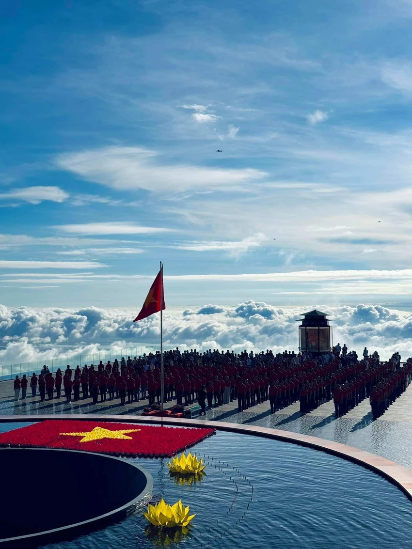 nui-ba-den-hut-hang-van-du-khach-den-vui-choi-va-tham-du-dang-dang-mung-quoc-khanh-2.jpg