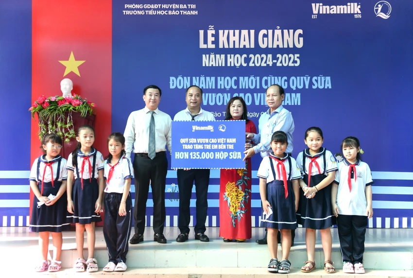 vinamilk-mang-niem-vui-bat-ngo-cho-hoc-sinh-ngheo-ben-tre-trong-ngay-khai-giang.jpg