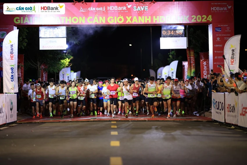 400-hdbank-runners-toa-sang-tren-duong-dua-xanh-green-can-gio-marathon-hdbank-2024.jpg