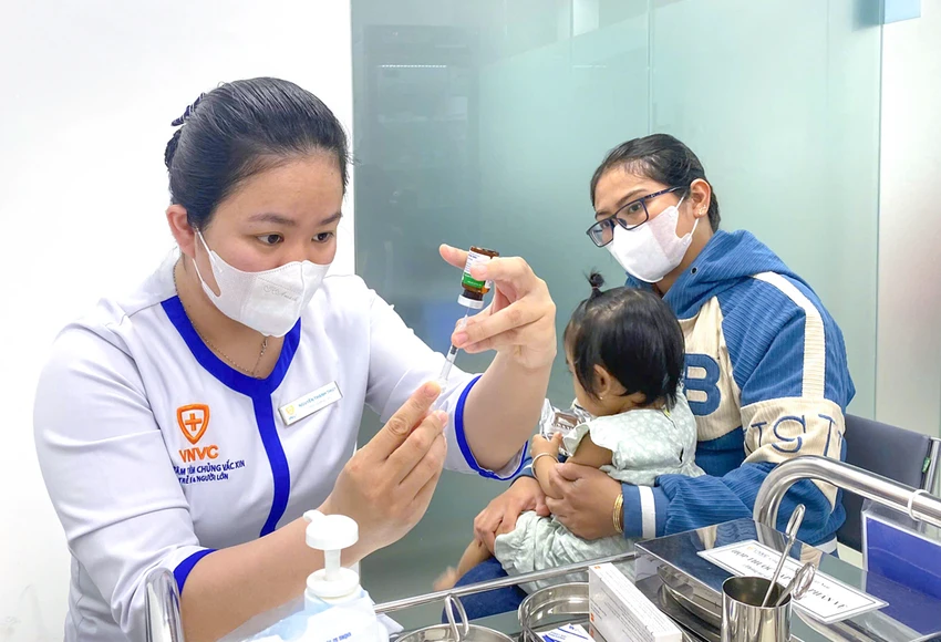 giam-doc-so-y-te-tp-hcm-danh-gia-cao-khi-vnvc-tiem-nhieu-vac-xin-soi-nhat-trong-ngay-dau-chien-dich-tang-cuong-2.png