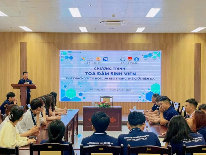 Sinh viên Trường Đại học Luật, Đại học Huế học tập trao đổi chuyên môn tại TP Đà Nẵng.jpg