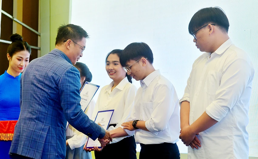 cong-ty-phu-my-hung-va-quy-dinh-thien-ly-trao-tang-hoc-bong-hon-7-ty-dong-4.JPG