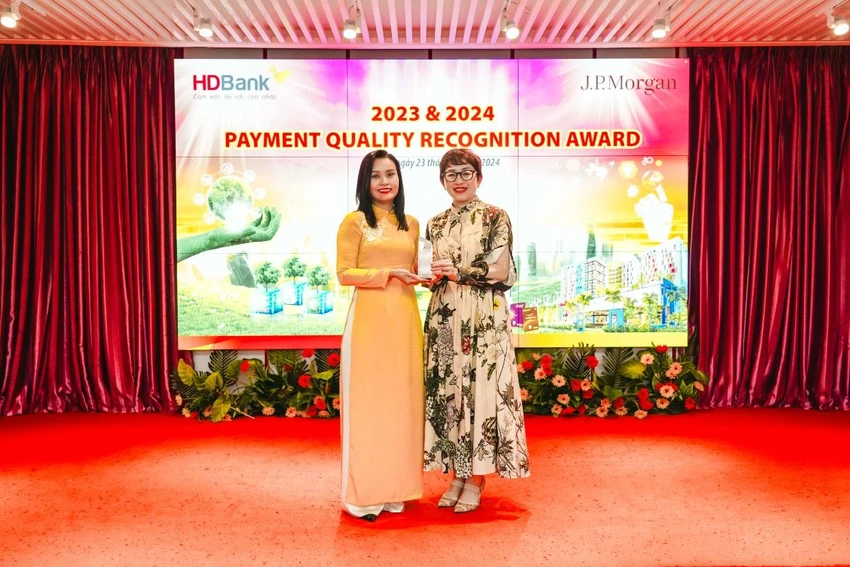 ngan-hang-duy-nhat-viet-nam-ba-nam-lien-tiep-nhan-bo-giai-thuong-thanh-toan-quoc-te-tu-j-p-morgan-chase-bank.jpg