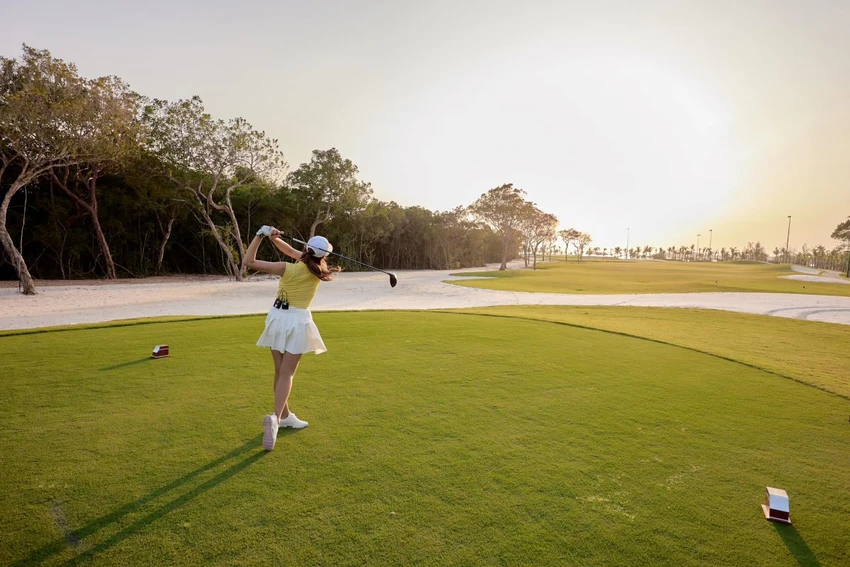 khach-nghi-duong-tai-sun-paradise-land-nhan-uu-dai-den-40-khi-choi-golf-mien-phi-xem-show-2.jpg