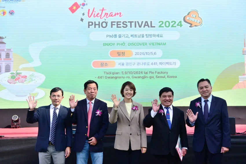 pho-viet-huong-sen-toa-ngat-trong-sac-thu-han-3.jpg