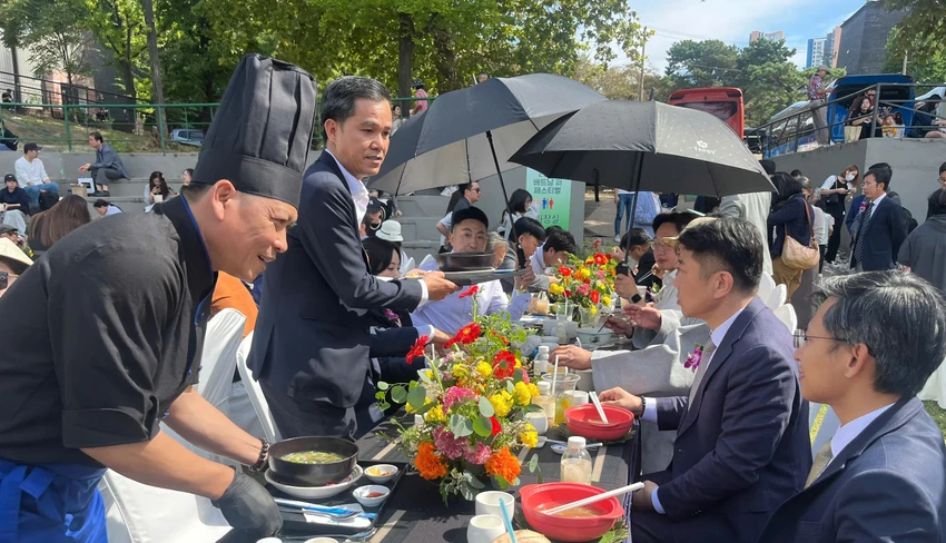 pho-viet-huong-sen-toa-ngat-trong-sac-thu-han.jpg
