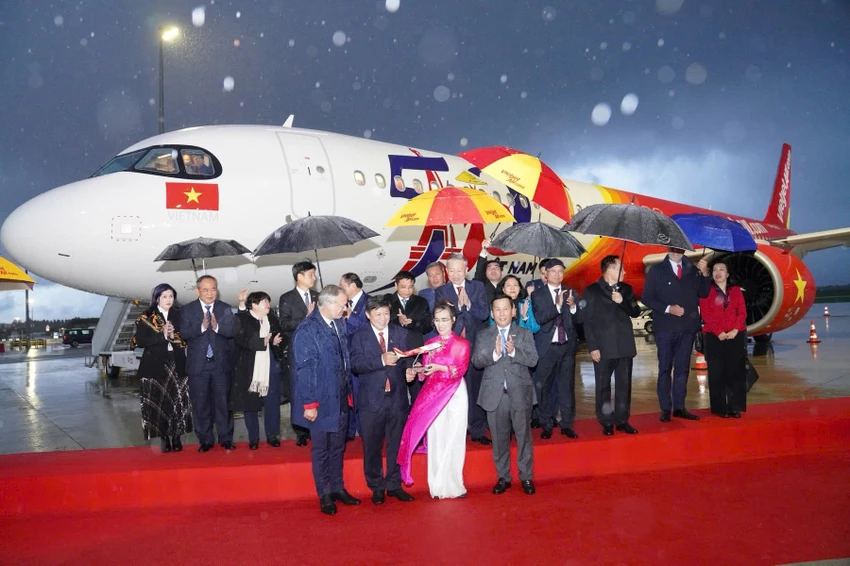tau-bay-mang-bieu-tuong-ky-niem-50-nam-quan-he-ngoai-giao-viet-nam-phap-da-ve-toi-tp-hcm-sau-hanh-trinh-cam-xuc-5.jpg