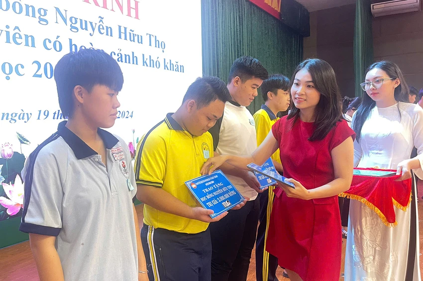 vws-tai-tro-hoc-bong-nguyen-huu-tho-cho-hs-sv-huyen-binh-chanh-2.jpg