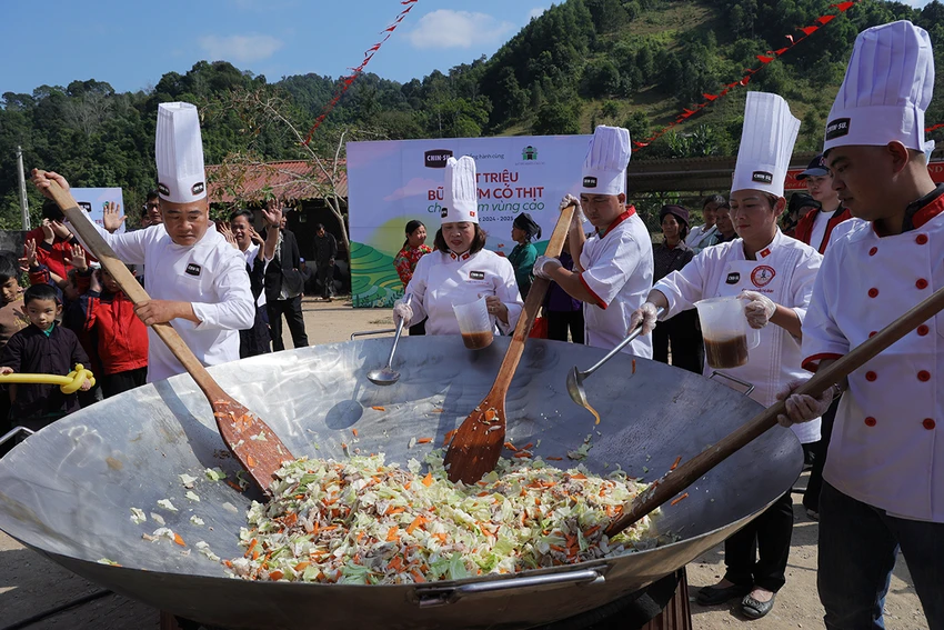 chin-su-mang-chao-com-co-thit-dac-biet-len-vung-cao-tiep-suc-hoc-tro-tiep-lua-thay-co-nhan-dip-20-11-4.jpg