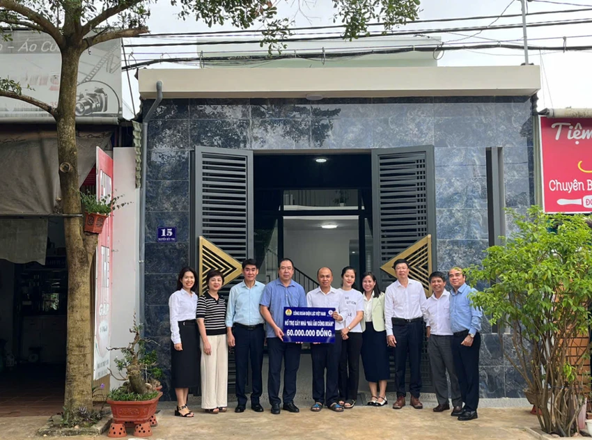 Công đoàn Điện lực Việt Nam trao kinh phí hỗ trợ xây ‘mái ấm công đoàn’ cho người lao động.png
