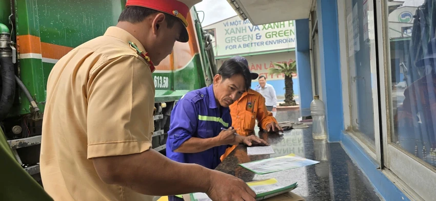 tram-csgt-da-phuoc-day-manh-tuyen-truyen-cho-doi-ngu-lai-xe-van-chuyen-rac-3.jpg