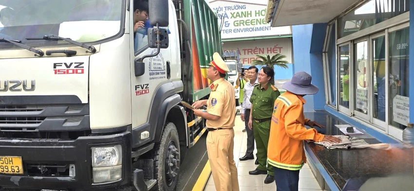 tram-csgt-da-phuoc-day-manh-tuyen-truyen-cho-doi-ngu-lai-xe-van-chuyen-rac.jpg