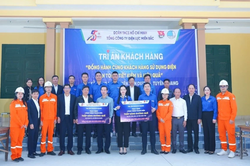 Đoàn thanh niên EVNNPC với nhiều hoạt động ý nghĩa nhân tháng ‘Tri ân khách hàng năm 2024’.jpg