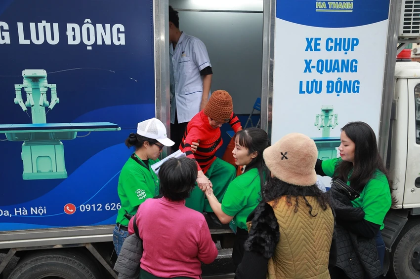 hanh-trinh-song-khoe-moi-ngay-cua-manulife-hon-3-000-nguoi-tai-ha-noi-duoc-kham-suc-khoe-mien-phi-2.jpg