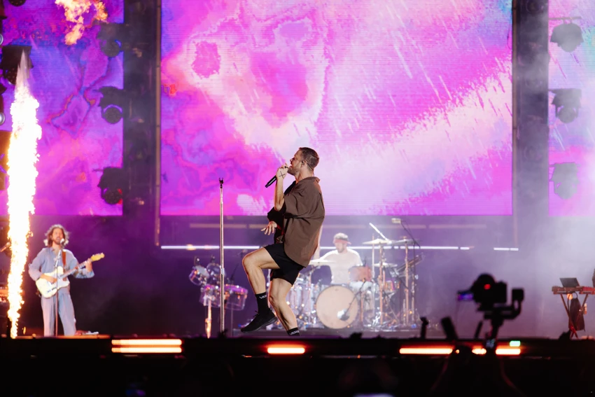 imagine-dragons-va-dan-sao-viet-mang-khoanh-khac-bung-no-toi-8wonder-winter-2.jpg