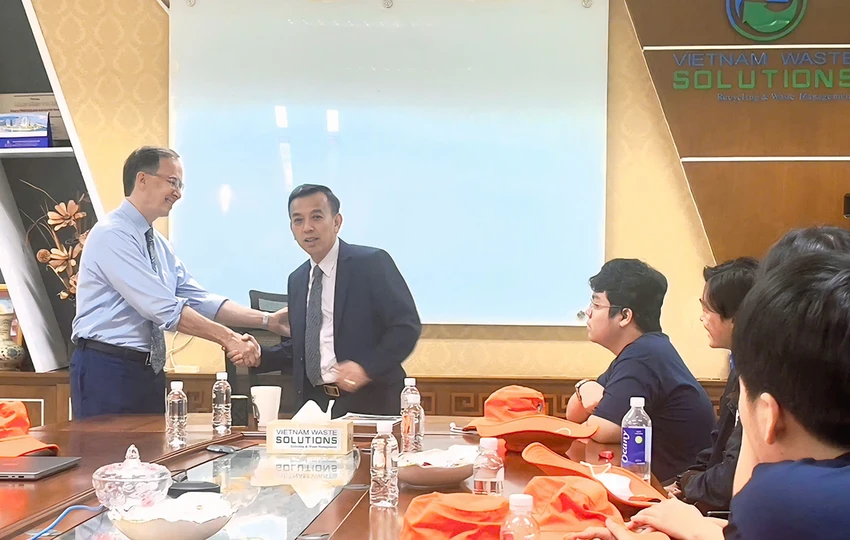 ong-david-duong-mong-muon-nguoi-tre-cong-hien-nhieu-cho-que-huong-2.jpg