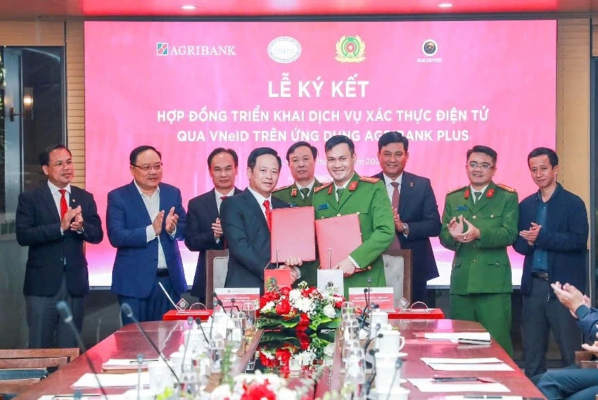 Agribank và Trung tâm RAR - Bộ Công an ký kết triển khai dịch vụ xác thực điện tử qua VNeID.jpg