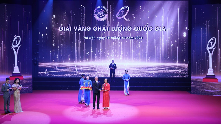 doanh-nghiep-sua-co-gai-ha-lan-nhan-giai-vang-chat-luong-quoc-gia-2.jpg