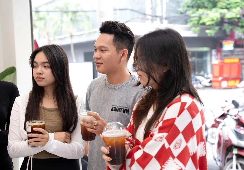 thuong-thuc-ly-ca-phe-sam-ngoc-linh-chi-tu-28-000-dong-tai-tp-hcm-2.jpg