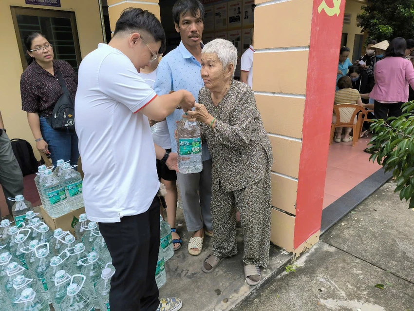 chia-se-kho-khan-don-xuan-am-ap-ho-tro-qua-tet-cho-nguoi-dan-kho-khan-tai-can-gio-2.jpg
