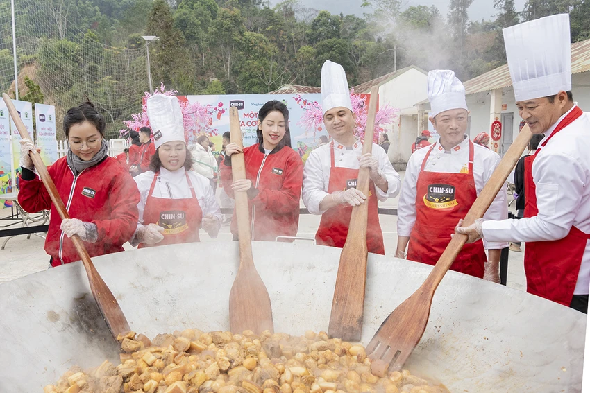 chi-pu-cung-chin-su-mot-trieu-bua-com-co-thit-mang-tet-ron-rang-vung-cao-voi-chao-thit-kho-trung-khong-lo-10.JPG