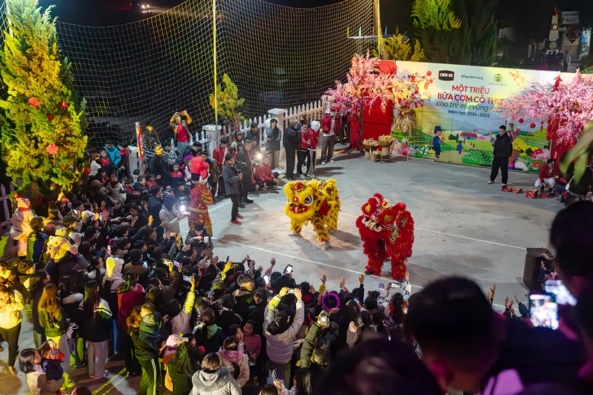 chi-pu-cung-chin-su-mot-trieu-bua-com-co-thit-mang-tet-ron-rang-vung-cao-voi-chao-thit-kho-trung-khong-lo-3.jpg