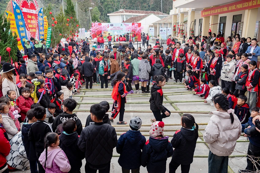 chi-pu-cung-chin-su-mot-trieu-bua-com-co-thit-mang-tet-ron-rang-vung-cao-voi-chao-thit-kho-trung-khong-lo-4.jpg
