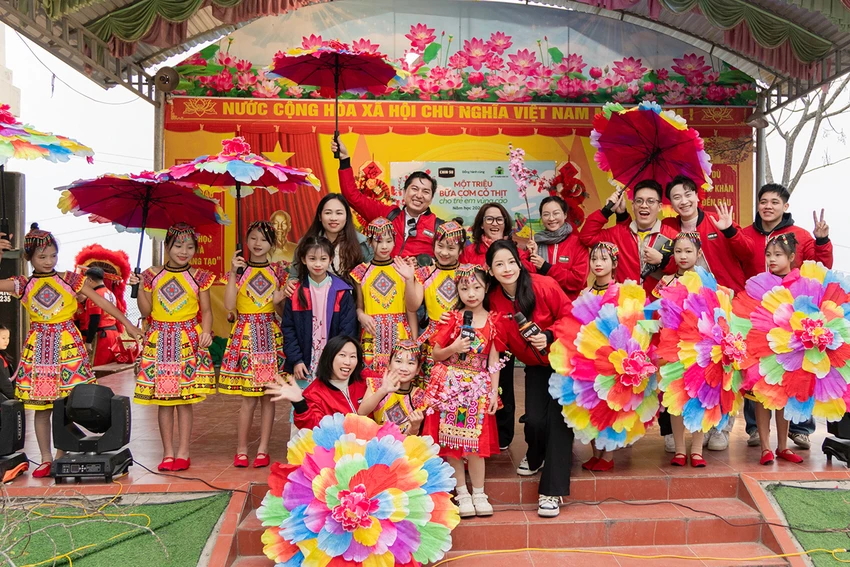 chi-pu-cung-chin-su-mot-trieu-bua-com-co-thit-mang-tet-ron-rang-vung-cao-voi-chao-thit-kho-trung-khong-lo-5.jpg