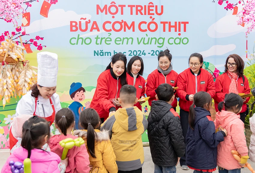 chi-pu-cung-chin-su-mot-trieu-bua-com-co-thit-mang-tet-ron-rang-vung-cao-voi-chao-thit-kho-trung-khong-lo-6.jpg