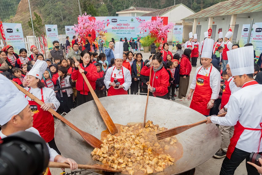 chi-pu-cung-chin-su-mot-trieu-bua-com-co-thit-mang-tet-ron-rang-vung-cao-voi-chao-thit-kho-trung-khong-lo-9.jpg