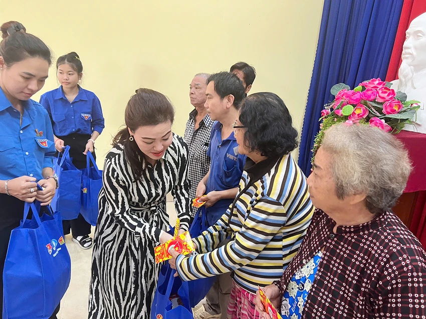tri-an-tham-hoi-trao-qua-tet-cho-nguoi-dan-vung-can-cu-tai-quoi-son-ben-tre-2.jpg