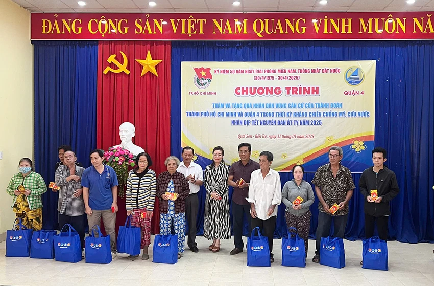tri-an-tham-hoi-trao-qua-tet-cho-nguoi-dan-vung-can-cu-tai-quoi-son-ben-tre-4.jpg