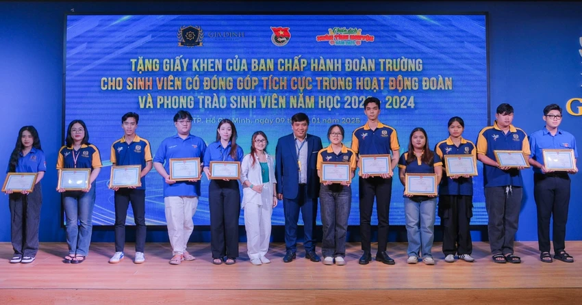 am-ap-tet-xa-que-nha-truong-trao-qua-tang-cho-sinh-vien-3.jpg