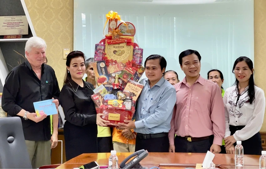 vws-tang-200-phan-qua-tet-cho-hang-tram-ho-ngheo-huyen-binh-chanh-3.jpg