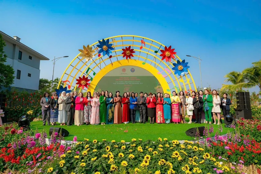 home-hanoi-xuan-2025-chinh-thuc-khai-hoi-don-khach-ve-du-xuan.jpg