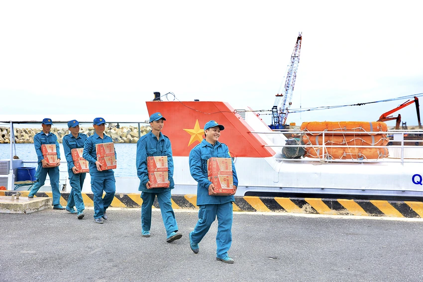 nam-ngu-cung-ba-con-dao-ly-son-don-tet-noi-dai-niem-vui-vu-mua-boi-thu-4.JPG