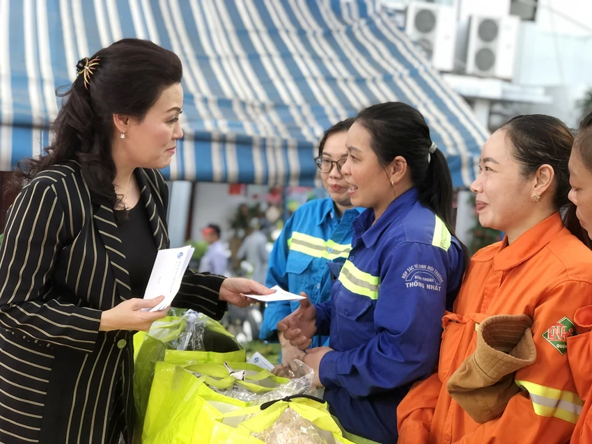 nu-cong-nhan-moi-truong-bat-ngo-duoc-moi-thuong-thuc-banh-tet-dua-hau-2.jpg